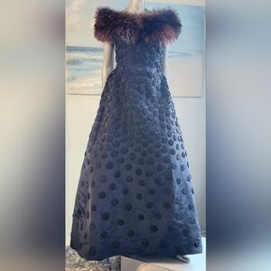□$8,000 OSCAR DE LA RENTA SILK BLUE EXCLUS BEAD EMBROID RUNWAY GOWN US 8